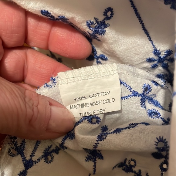 Kindred white and blue embroidered short sleeve top. EUC. Size L - Picture 3 of 5